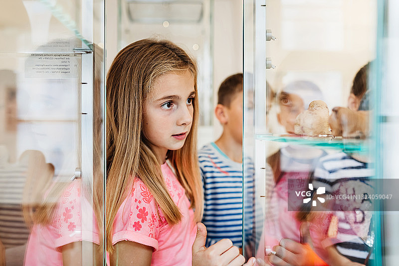 年轻女孩参观博物馆展览图片素材