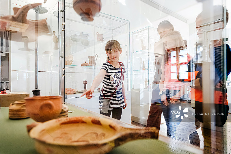 被博物馆展览吸引的女孩图片素材