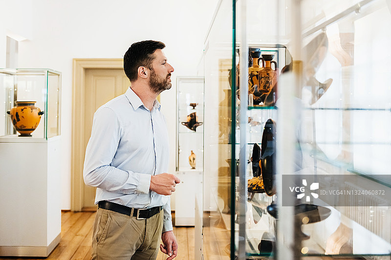 在历史博物馆中参观展览的男人图片素材