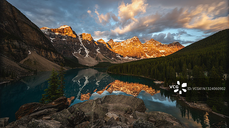 日落时分的山脉和湖泊图片素材