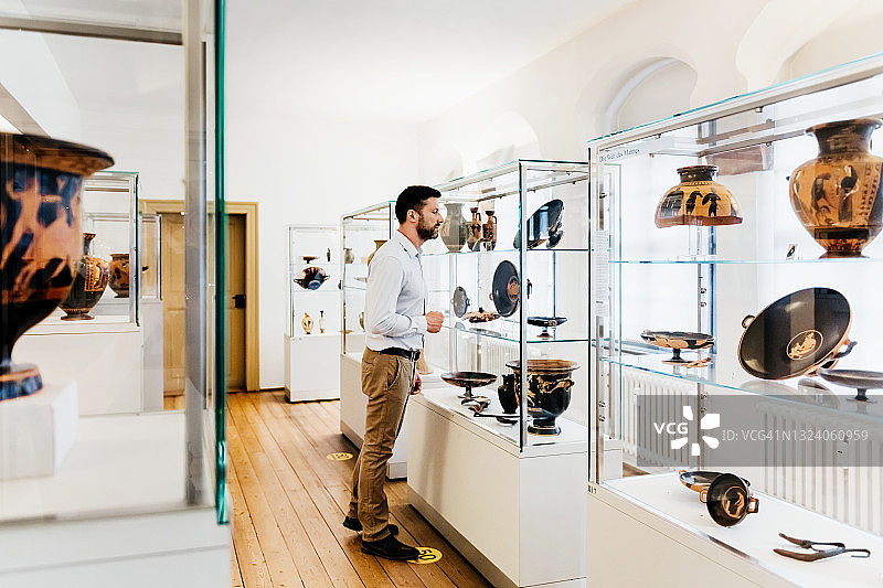 男人在博物馆观看各种展品图片素材