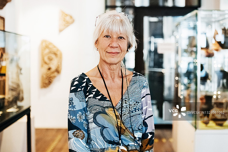 年长的博物馆参观者站在展品中图片素材