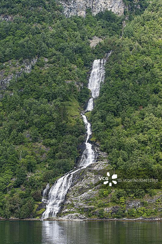 挪威叙默勒盖朗厄尔峡湾的瀑布图片素材