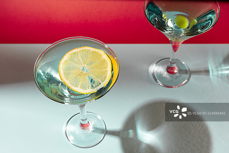柠檬葡萄蓝色鸡尾酒图片素材