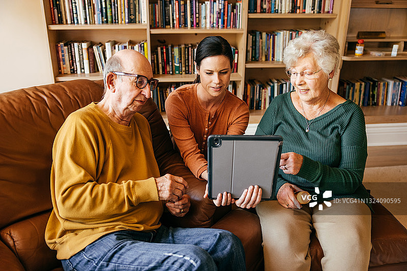老年人智能家居独立生活技术图片素材