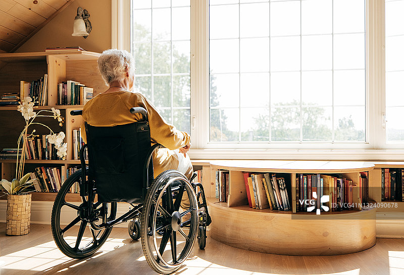 坐在疗养院客厅里的老年妇女图片素材