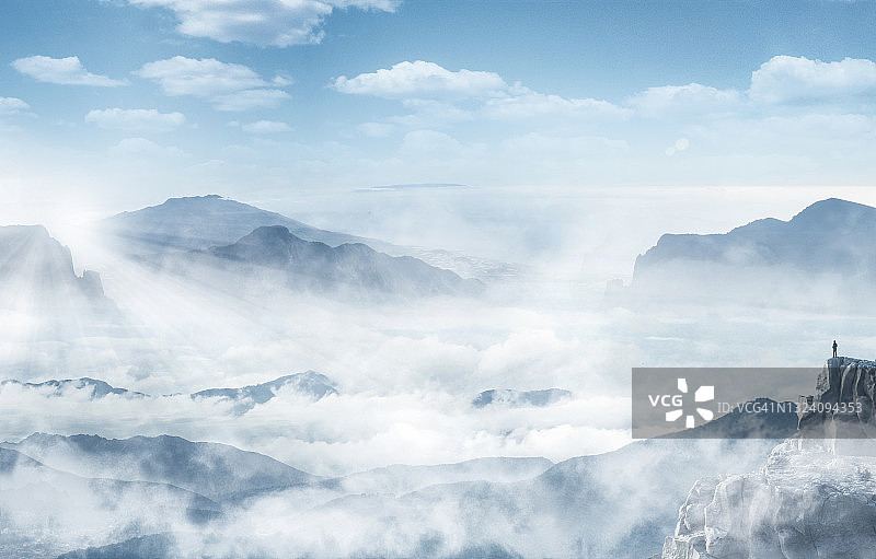 悬崖顶端眺望云海的男人剪影图片素材