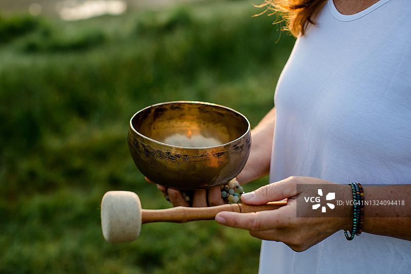 女人手持颂钵特写图片素材