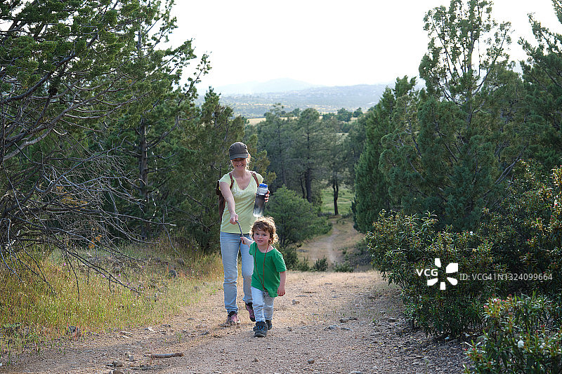 母子在自然中行走探索环境图片素材