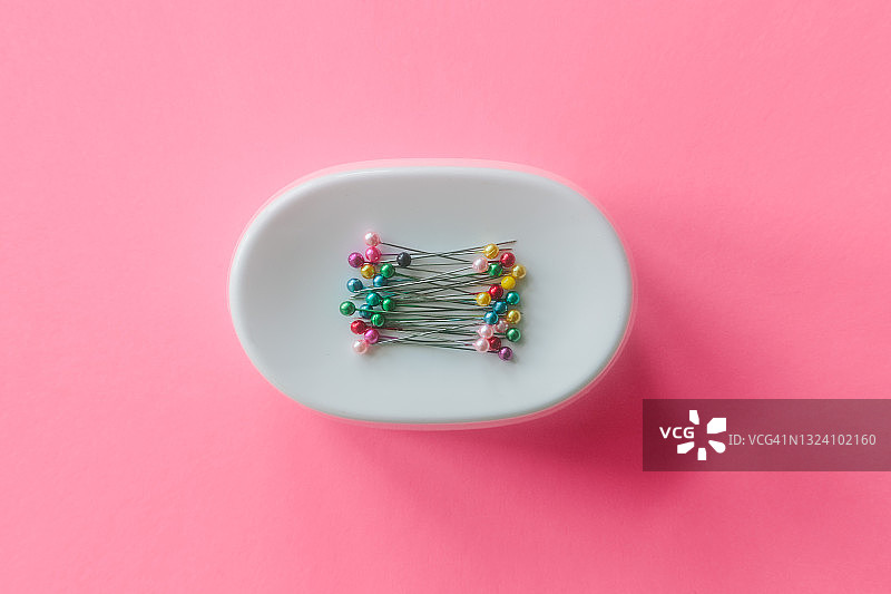 粉色背景上的什锦直钢针图片素材