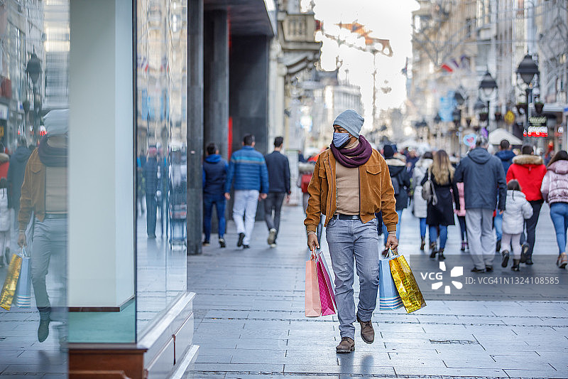 疫情期间手提购物袋的快乐非洲男人像图片素材