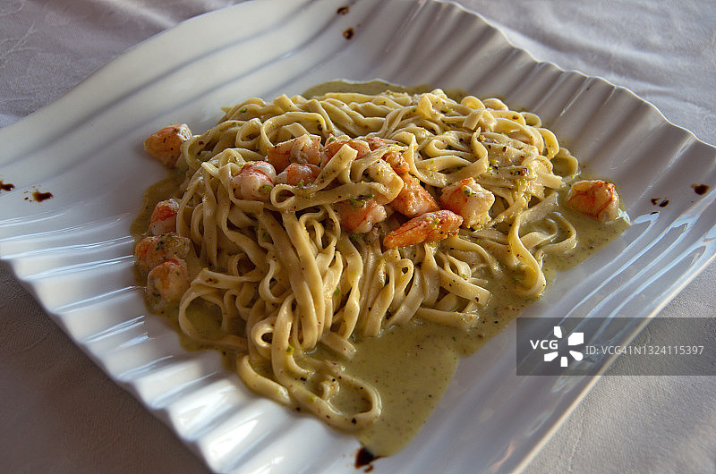 开心果青酱虾仁意大利宽面图片素材