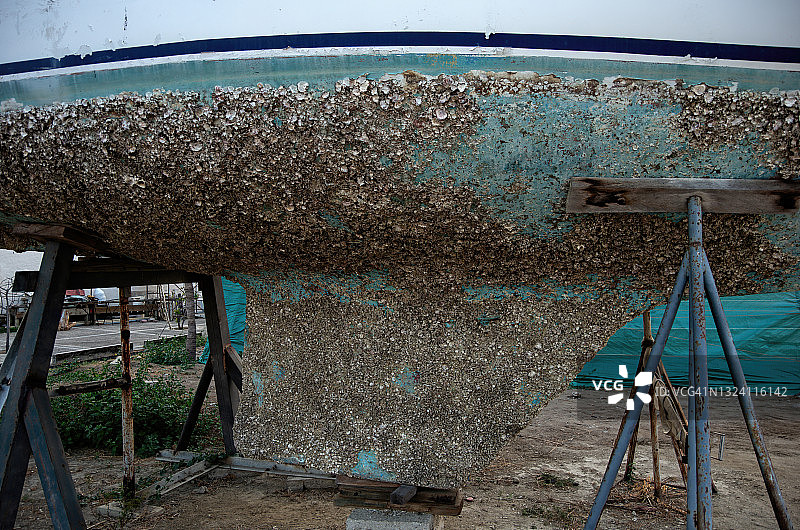 游艇船体和龙骨上的藤壶图片素材