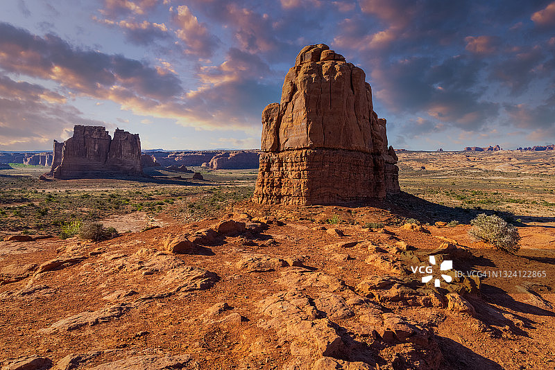 拉萨尔山观景点的岩层地貌图片素材