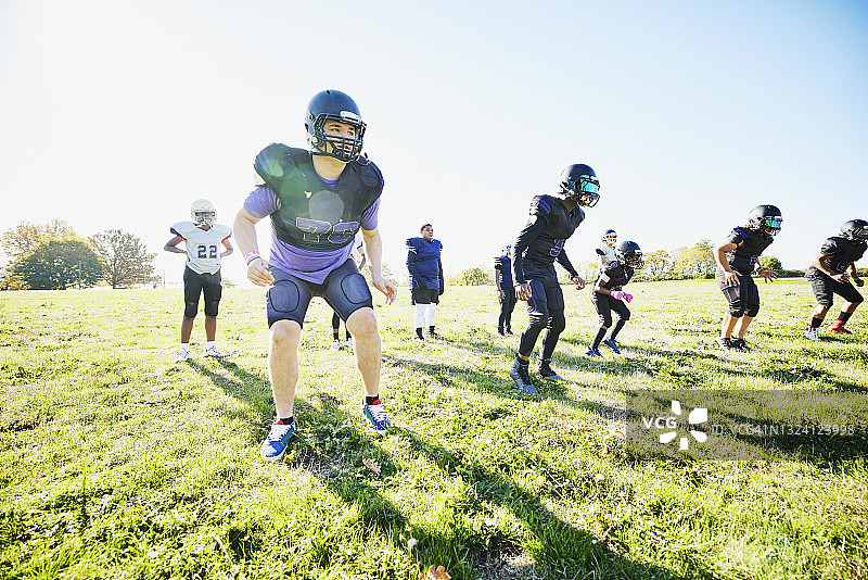 秋日下午，年轻的足球运动员在训练中跑步图片素材