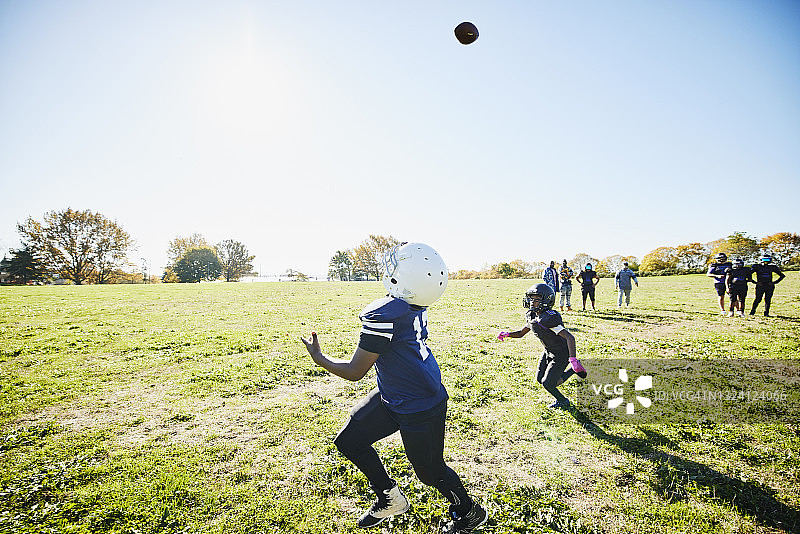 秋日下午足球运动员训练传球图片素材