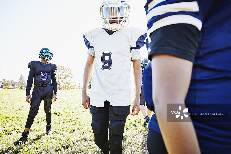 秋日下午，足球运动员在球场训练的广角镜头图片素材