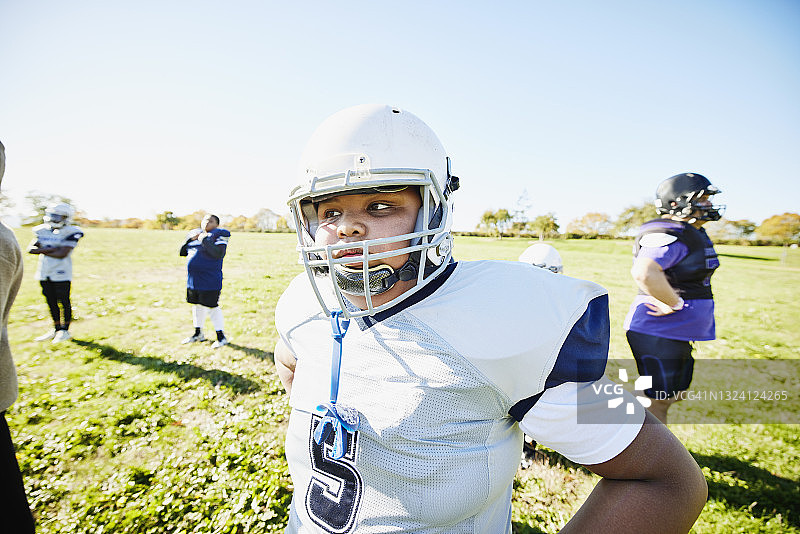 秋日下午，年轻足球运动员在球场训练图片素材