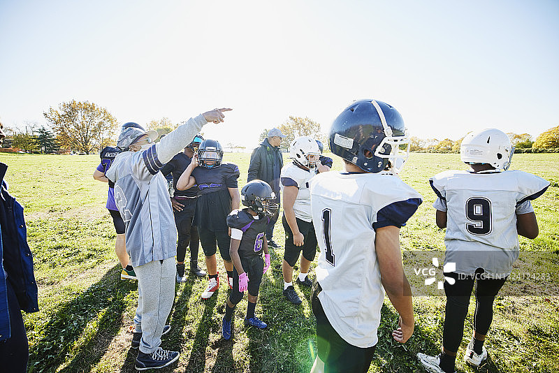 秋日下午，足球教练在训练中指导球员图片素材