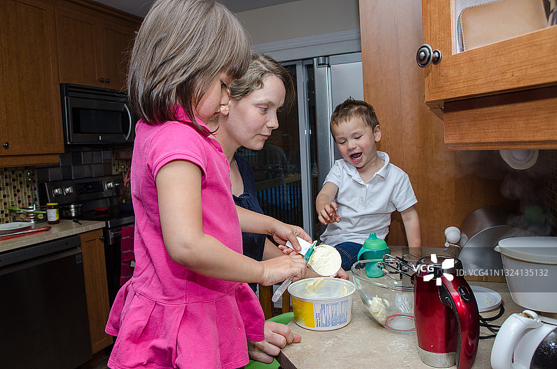 混血（华裔-白人）儿童准备甜点图片素材