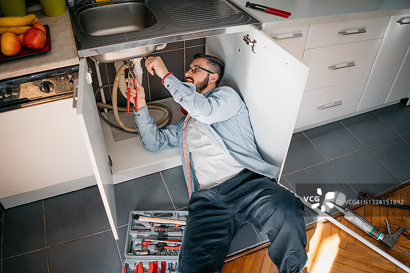 工作中乐观的管道工人图片素材