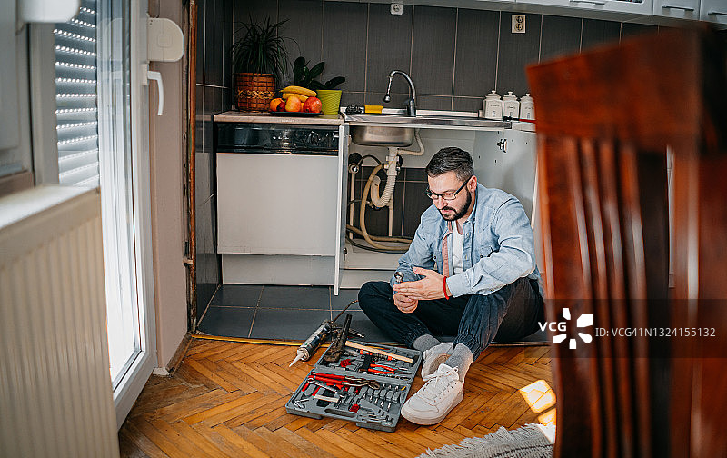 水管工修理水槽图片素材