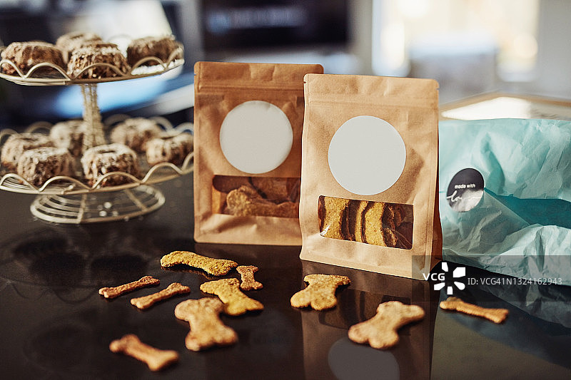 厨房台面上新鲜出炉的狗饼干和包装好的订单图片素材