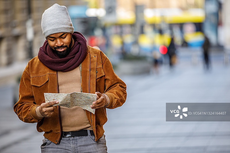 喜欢旅行和探索新目的地的非洲裔美国男子图片素材