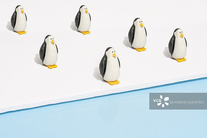 准备跳入水中的企鹅玩具群图片素材