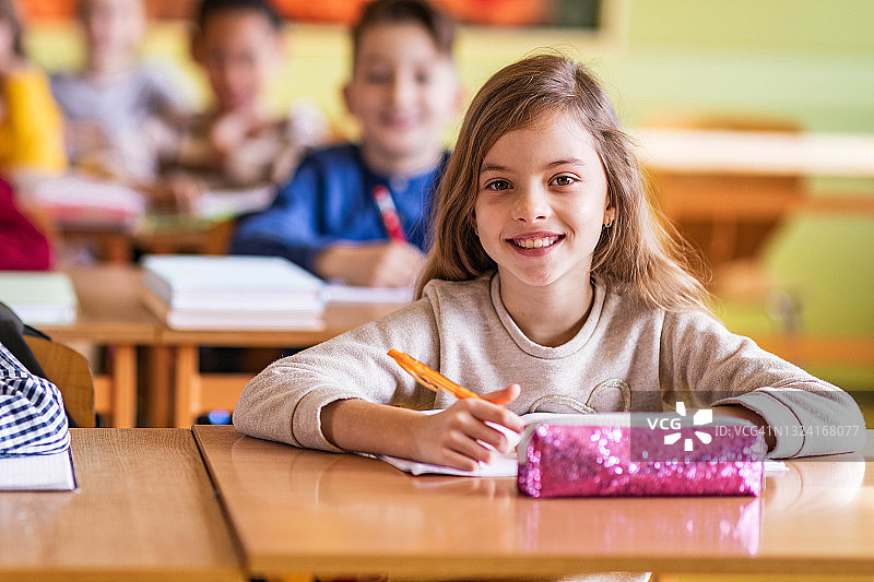 快乐的小学生在课堂上写作图片素材