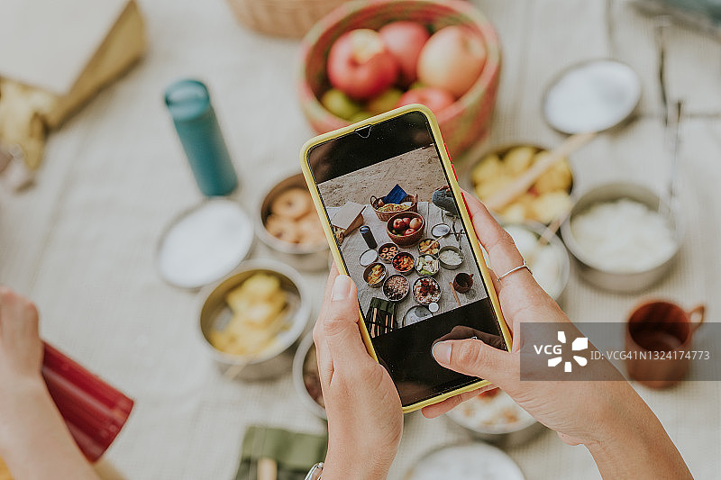 环保家庭在假日野餐时用自制午餐盒拍照图片素材