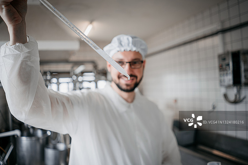 技术员检查牛奶图片素材