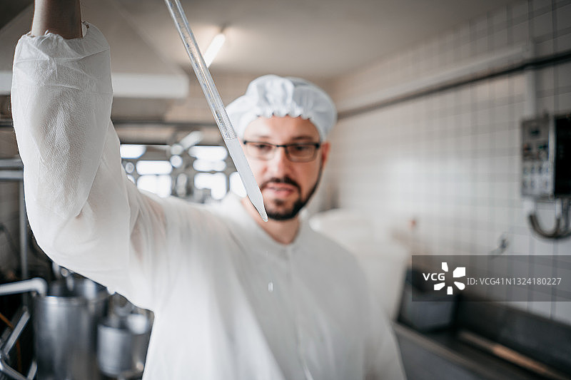 技术专家检查牛奶质量，试管图片素材