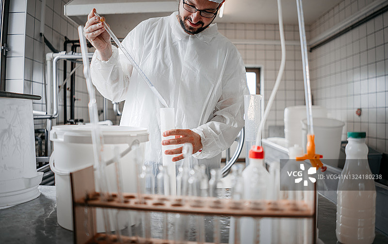 技术员检查牛奶图片素材