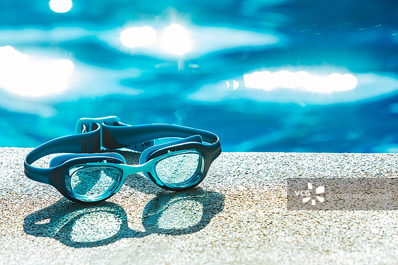 蓝色泳镜泳池边图片素材