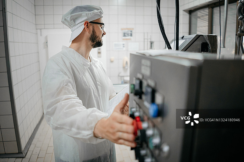 乳品厂工人检查产品图片素材