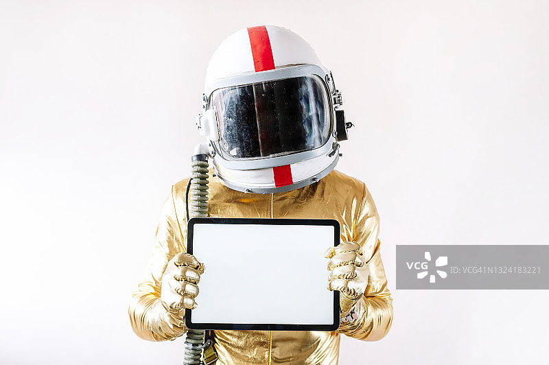 打扮成宇航员的男人背着背包拿着平板电脑图片素材