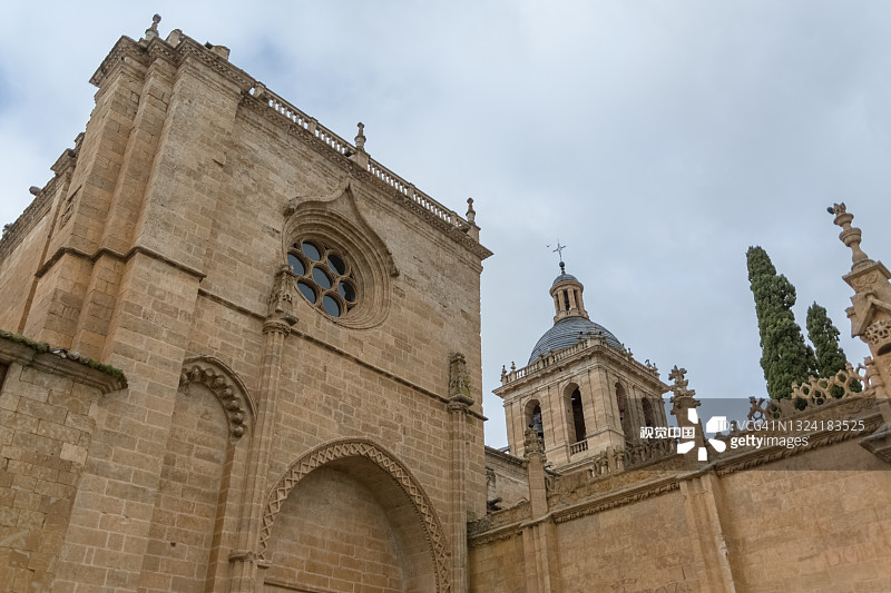 罗德里戈城市大教堂的标志性西班牙罗马式建筑的壮丽侧面景观图片素材