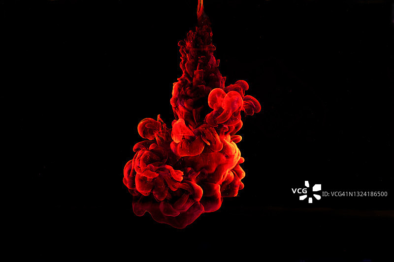黑色背景上的抽象彩色云朵图片素材