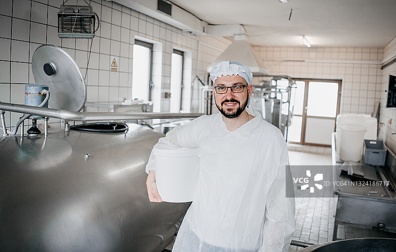 男人在乳品厂工作图片素材