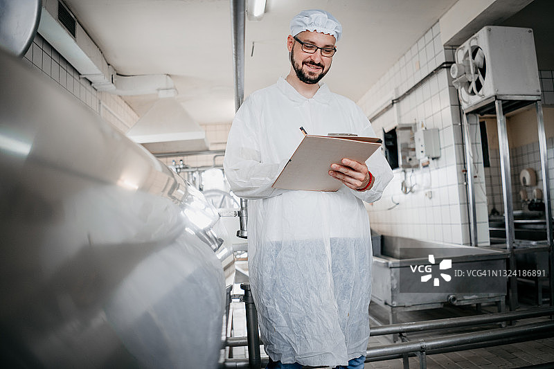 乳品厂专家做笔记图片素材