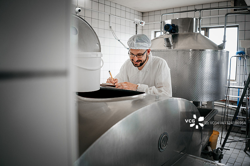 乳品厂专家做笔记图片素材