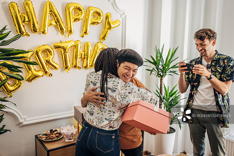 朋友们赠送生日礼物图片素材