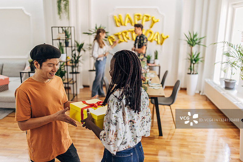 朋友们带来生日礼物图片素材