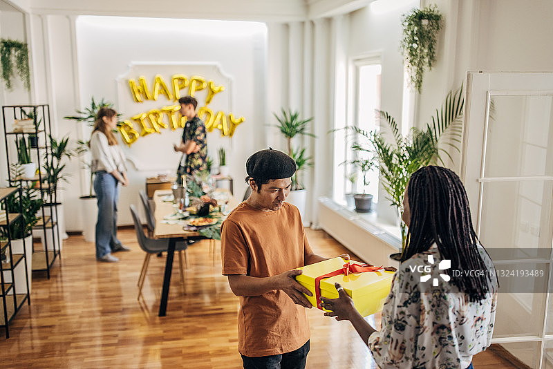 朋友们带来生日礼物图片素材