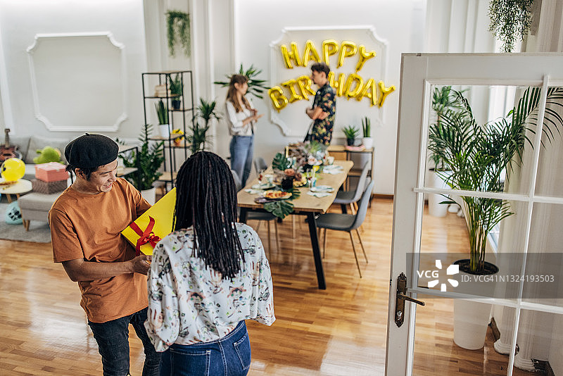 朋友们带来生日礼物图片素材