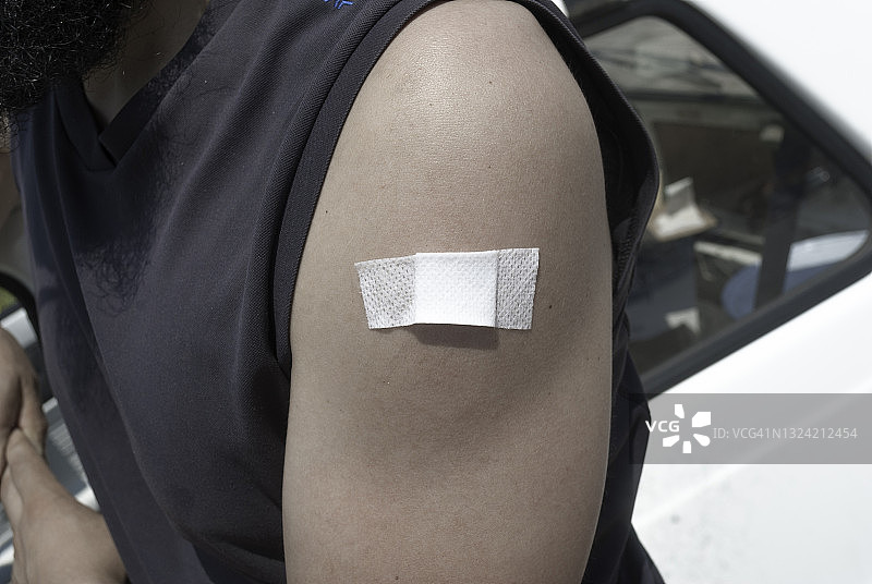 男人手臂接种新冠疫苗后特写图片素材