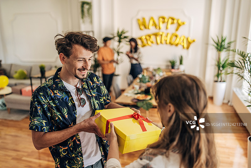 朋友们带来生日礼物图片素材