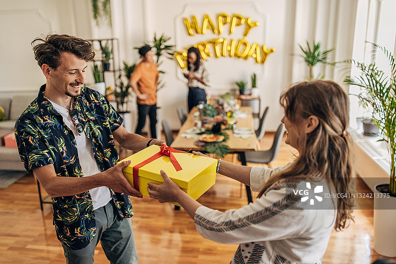 朋友们带来生日礼物图片素材