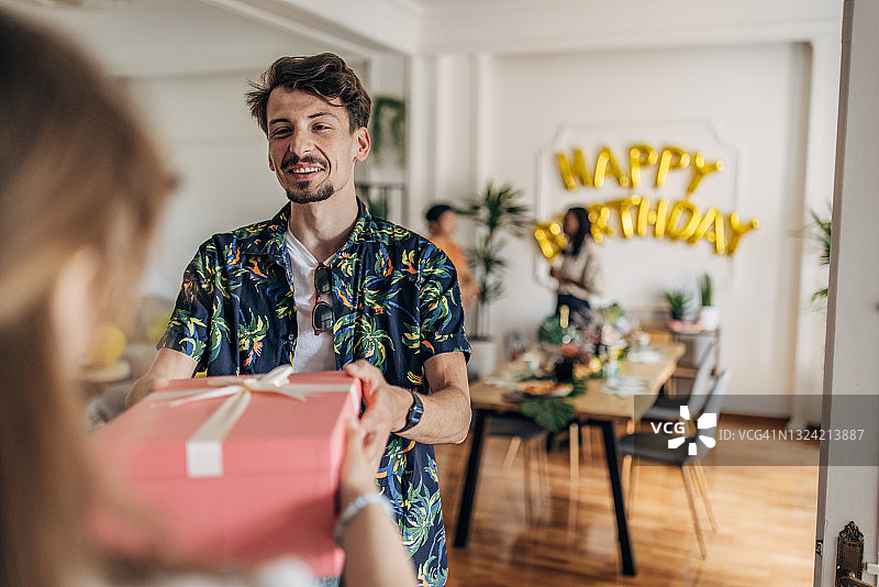 男人收到生日礼物图片素材
